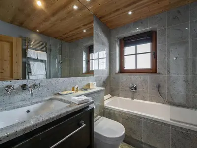 Salle de bains dans l'établissement Chalet à Megève avec espace bien-être et animaux acceptés - FR-1-569-3