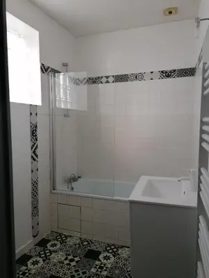 Salle de bains dans l'établissement Appartement meublé proche du futuroscope