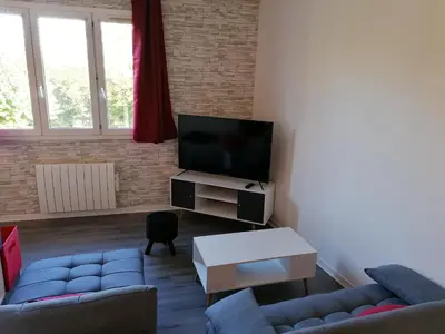 Télévision ou salle de divertissement dans l'établissement Appartement meublé proche du futuroscope