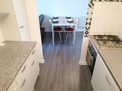 Cuisine ou kitchenette dans l'établissement Appartement meublé proche du futuroscope