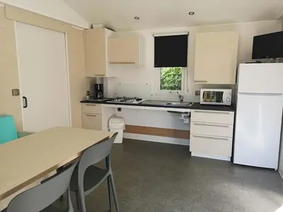 Cuisine ou kitchenette dans l'établissement Camping l'île Cariot
