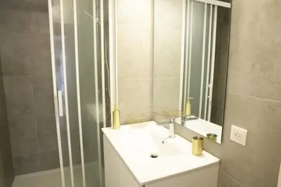 Salle de bains dans l'établissement Appart T2 avec terrasse, parking et wifi