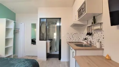 Cuisine ou kitchenette dans l'établissement Home&Work301 - HYPERCENTRE - fibre et parking à proximité