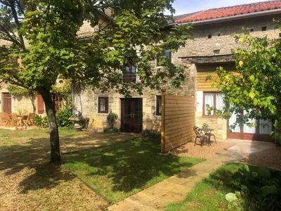 Jardin de l'établissement Blacksmiths Cottage in Blanzay - 3 beds