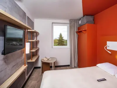 Télévision ou salle de divertissement dans l'établissement ibis Budget Cognac