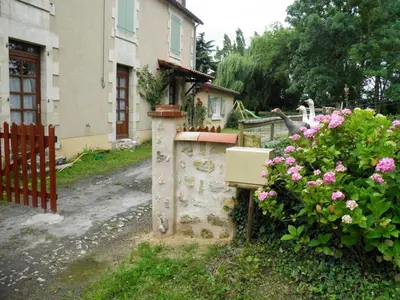 Jardin de l'établissement Gîte de caractère avec étang privé, jardin clos et cheminée, parfait pour les familles - FR-1-426-121