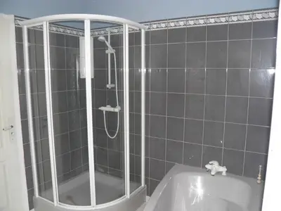 Salle de bains dans l'établissement Gîte de caractère avec étang privé, jardin clos et cheminée, parfait pour les familles - FR-1-426-121