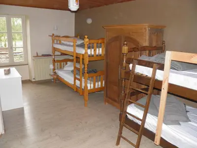 Un ou plusieurs lits dans un hébergement de l'établissement Gîte de caractère avec étang privé, jardin clos et cheminée, parfait pour les familles - FR-1-426-121