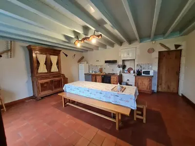 Cuisine ou kitchenette dans l'établissement Maison de charme avec WiFi au cœur du Marais Poitevin, jardin clos, barque et vélos, 4 chambres - FR-1-426-146