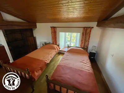 Un ou plusieurs lits dans un hébergement de l'établissement Maison au cœur du Marais Poitevin avec barques, canoës, pédalo et vélos включены - FR-1-426-147