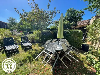 Jardin de l'établissement Maison au cœur du Marais Poitevin avec barques, canoës, pédalo et vélos включены - FR-1-426-147