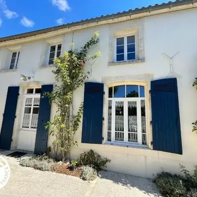 Maison au cœur du Marais Poitevin avec barques