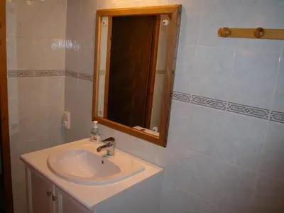 Salle de bains dans l'établissement Maison rénovée avec jardin, SPA, vélos près des commerces - Animaux acceptés - FR-1-426-291