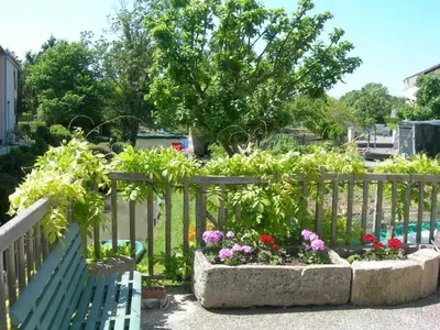 Jardin de l'établissement Gîte charmant au bord de l'eau avec canoës, terrasse et jardin à Damvix, au cœur du Marais Poitevin. - FR-1-426-354