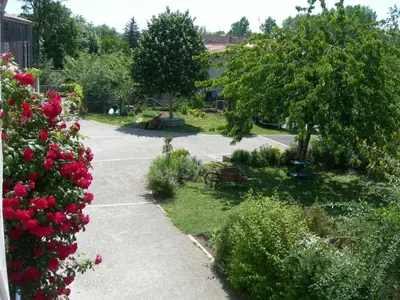 Jardin de l'établissement Gîte charmant au bord de l'eau avec canoës, terrasse et jardin à Damvix, au cœur du Marais Poitevin. - FR-1-426-354
