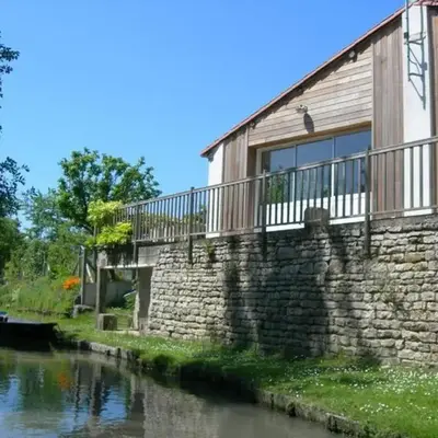 Gîte charmant au bord de l'eau avec canoës