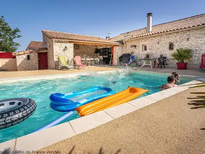 Piscine de l'établissement Maison rénovée pour 14 pers avec piscine chauffée, jardin, baby-foot, proche Puy du Fou et La Rochelle - FR-1-426-362 ou située à proximité