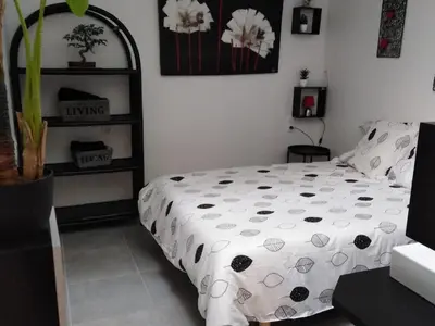 Un ou plusieurs lits dans un hébergement de l'établissement Maison rénovée pour 14 pers avec piscine chauffée, jardin, baby-foot, proche Puy du Fou et La Rochelle - FR-1-426-362