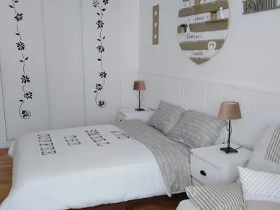 Un ou plusieurs lits dans un hébergement de l'établissement Maison rénovée pour 14 pers avec piscine chauffée, jardin, baby-foot, proche Puy du Fou et La Rochelle - FR-1-426-362
