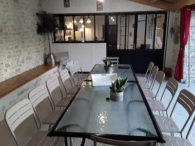 Coin salon dans l'établissement Maison rénovée pour 14 pers avec piscine chauffée, jardin, baby-foot, proche Puy du Fou et La Rochelle - FR-1-426-362