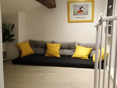 Coin salon dans l'établissement Maison rénovée pour 14 pers avec piscine chauffée, jardin, baby-foot, proche Puy du Fou et La Rochelle - FR-1-426-362