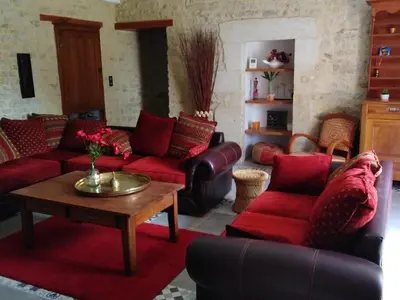 Coin salon dans l'établissement Maison rénovée pour 14 pers avec piscine chauffée, jardin, baby-foot, proche Puy du Fou et La Rochelle - FR-1-426-362