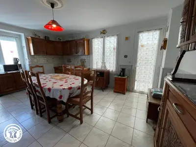 Cuisine ou kitchenette dans l'établissement Maison Authentique avec Cour Privée, Wifi et Proximité Activités – Thiré, Vendée - FR-1-426-396