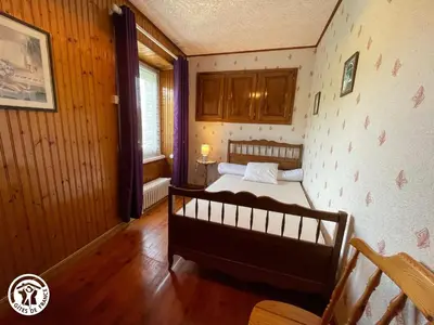 Un ou plusieurs lits dans un hébergement de l'établissement Maison Authentique avec Cour Privée, Wifi et Proximité Activités – Thiré, Vendée - FR-1-426-396