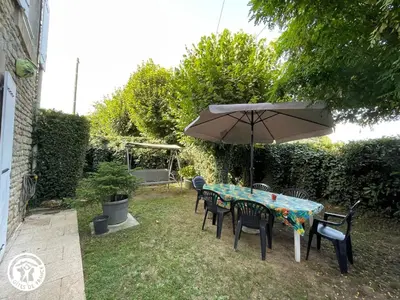 Jardin de l'établissement Maison Authentique avec Cour Privée, Wifi et Proximité Activités – Thiré, Vendée - FR-1-426-396