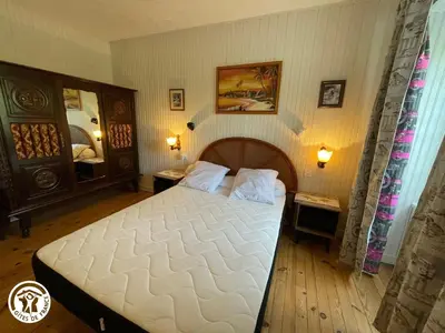 Un ou plusieurs lits dans un hébergement de l'établissement Maison Authentique avec Cour Privée, Wifi et Proximité Activités – Thiré, Vendée - FR-1-426-396