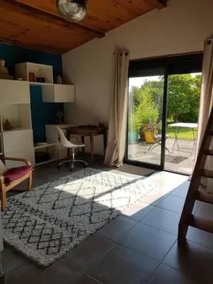 Coin salon dans l'établissement Chambre avec salle de bains privative