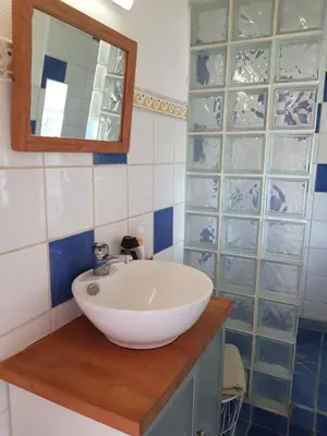 Salle de bains dans l'établissement Chambre avec salle de bains privative
