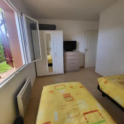 Un ou plusieurs lits dans un hébergement de l'établissement 2025 Reno 2-Bed Escape w pool Min to GolfCources