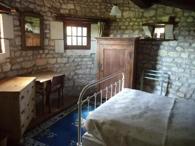 Un ou plusieurs lits dans un hébergement de l'établissement Traditional Charentais cottage in countryside 25 minutes from Royan