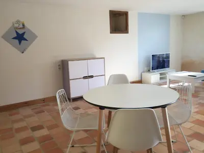 Télévision ou salle de divertissement dans l'établissement Les portes du marais