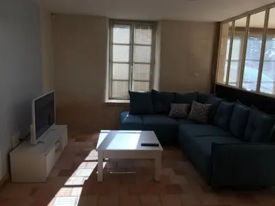 Télévision ou salle de divertissement dans l'établissement Les portes du marais