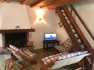 Télévision ou salle de divertissement dans l'établissement Gîte 4 personnes situé aux portes du Périgord