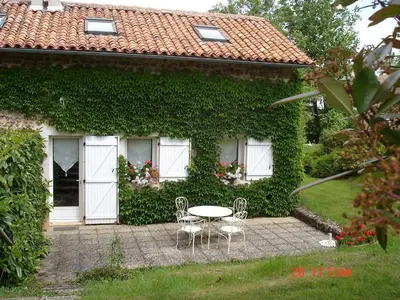 Jardin de l'établissement Gîte 4 personnes situé aux portes du Périgord