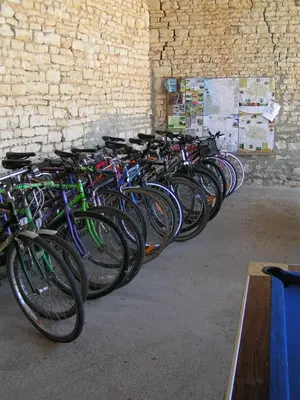 Vélo sur le terrain de l'établissement Cassiopeia - Les Constellations ou dans les environs