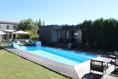 Piscine de l'établissement Entre Piscine et Mer ou située à proximité