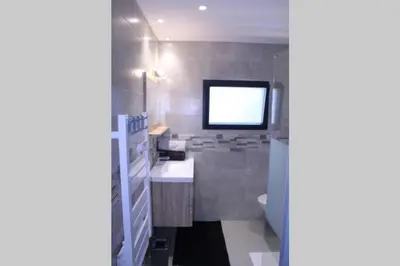 Salle de bains dans l'établissement Entre Piscine et Mer