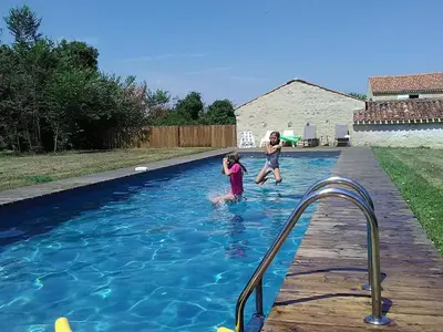 Piscine de l'établissement Gîte authentique avec piscine, proche nature et activités, rénové et confortable, jusqu'à 6 pers. - FR-1-426-96 ou située à proximité