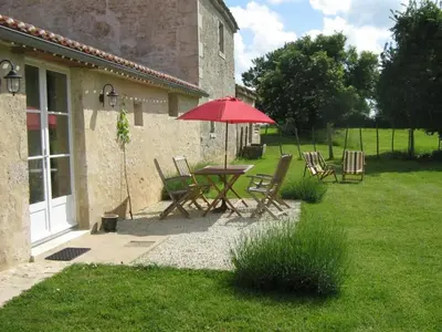 Jardin de l'établissement Gîte authentique avec piscine, proche nature et activités, rénové et confortable, jusqu'à 6 pers. - FR-1-426-96