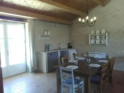 Cuisine ou kitchenette dans l'établissement Gîte authentique avec piscine, proche nature et activités, rénové et confortable, jusqu'à 6 pers. - FR-1-426-96