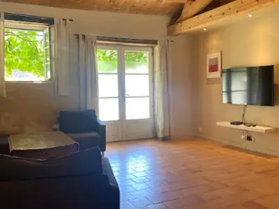 Télévision ou salle de divertissement dans l'établissement Gîte authentique avec piscine, proche nature et activités, rénové et confortable, jusqu'à 6 pers. - FR-1-426-96