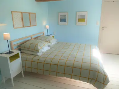Un ou plusieurs lits dans un hébergement de l'établissement Grande maison rénovée, piscine, 4 chambres, vaste terrain, près piste cyclable et pêche, Wi-Fi inclus - FR-1-426-408