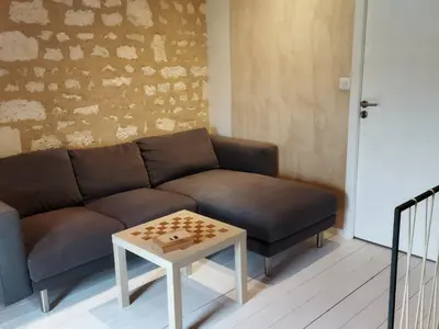 Coin salon dans l'établissement Grande maison rénovée, piscine, 4 chambres, vaste terrain, près piste cyclable et pêche, Wi-Fi inclus - FR-1-426-408