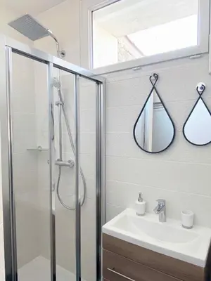 Salle de bains dans l'établissement Bleu Soleil Rochefort 3 étoiles