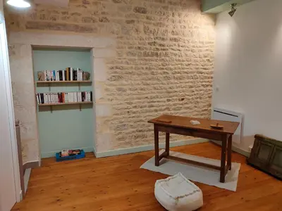 Bibliothèque dans la maison de vacances