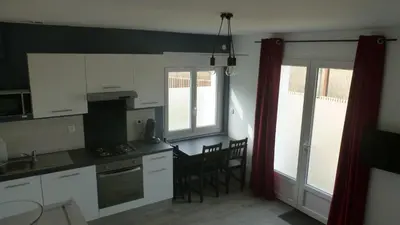 Cuisine ou kitchenette dans l'établissement Logements Le232Fr Futuroscope Poitiers